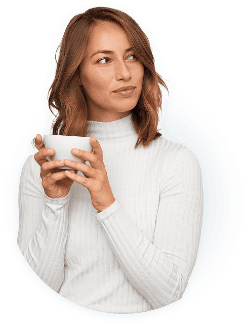 Eine Frau die einen Kaffee in der Hand hält