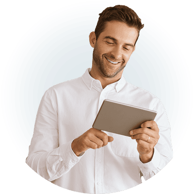 Ein Mann mit einem Tablet in der Hand