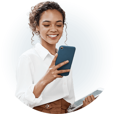 Eine Frau die auf das Handy in ihrer Hand schaut